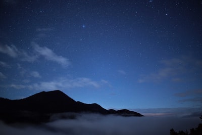 夜晚的山和云